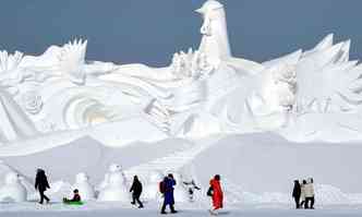 Esculturas na neve surpreendem os visitantes no tradicional festival chins(foto: Fotos: NOEL CELIS/AFP )