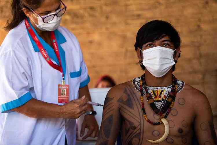 Indgena Guarani recebe vacina CoronaVac da enfermeira Rosane das Neves durante campanha de vacinao contra Covid-19 na Aldeia Mata Verde Bonita (Tekoa Ka'Aguy Ovy Por) em 20 de janeiro de 2021 em Marica, Brasil.