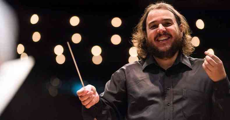 Maestro Rodrigo Toffolo diz que paixo pela msica o ajuda a suportar o isolamento social(foto: ris Zanetti/divulgao)