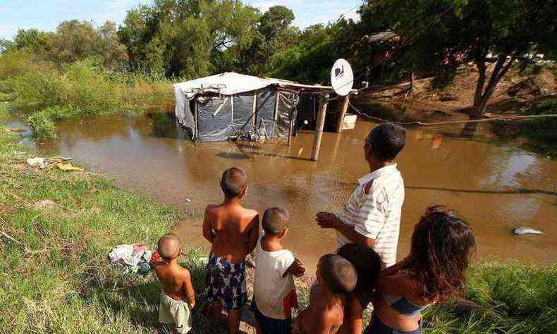 Na Provncia do Chaco, famlia assiste  inundao da prpria casa (foto: AFP PHOTO / TELAM )