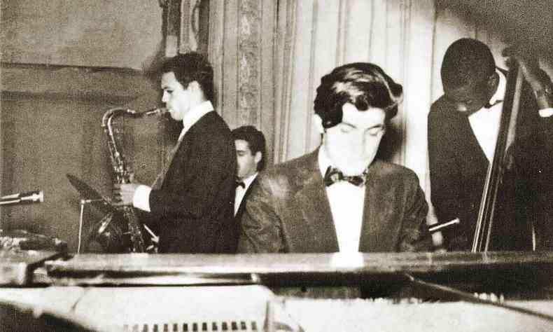 Nivaldo Ornellas, Wagner Tiso e Milton Nascimento, usando ternos, tocam na noite de BH nos anos 1960