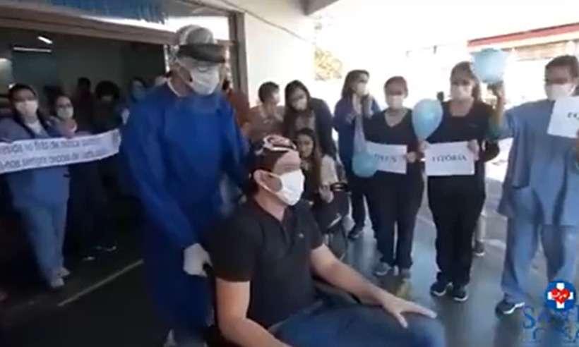 COVID-19: médico recebe homenagem após ter alta da Santa Casa de ...