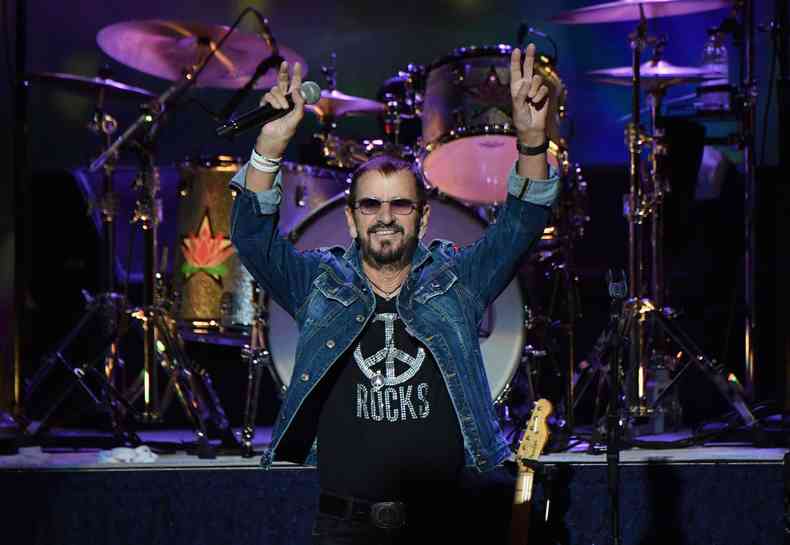 Ex-Beatle Ringo Starr durante apresentao em Belo Horizonte, em 2011. Novo trabalho contou com a ajuda de Paul McCartney, Ben Harper, Joe Wash e Lenny Kravitz(foto: AFP / Angela Weiss)