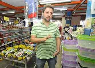 O comerciante Flvio Assuno estima que a queda nas vendas foi de 9% em agosto (foto: Marcos Michelin/EM/D.A Press)