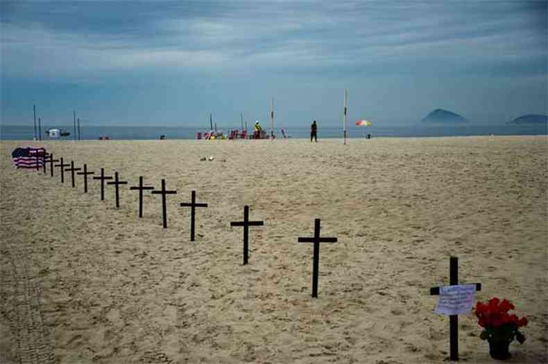 Homenagem s vtimas na areia da Praia de Copacabana, zona sul do Rio(foto: AFP PHOTO/CHRISTOPHE SIMON )