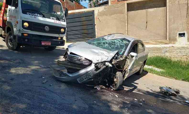 O carro desceu o morro na Rua Raimundo Luzia da Silveira, na Vila Isa; depois de atropelar o homem, bateu em um barranco(foto: Reproduo Redes Sociais)