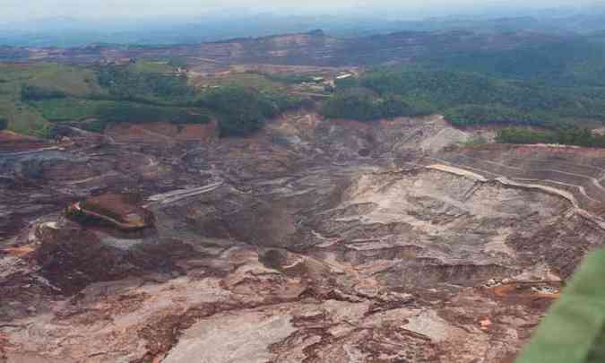 Rompimento da Barragem do Fundo em Mariana exps a fragilidade da estrutura industrial mineira, bem mais dependente de poucos segmentos do que a mdia nacional(foto: CBMMG/Divulgao)