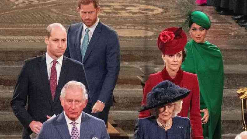 Harry, Meghan, William, Kate, Charles e Camilla