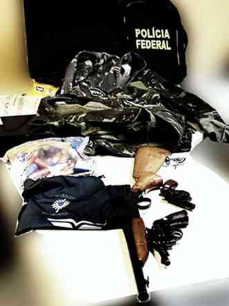 Armas, munio e roupas usadas nos vdeos foram apreendidas(foto: Polcia Federal/Divulgao)