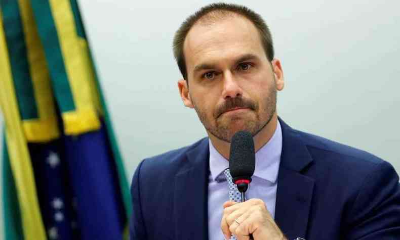 Eduardo Bolsonaro fala ao microfone 