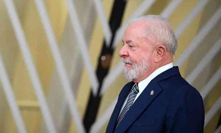 Lula em foto de perfil; ele est de terno escuro, camisa branca e gravata