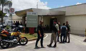 Agentes penitencirios foram para a porta do Hospital Municipal de Contagem, onde dois colegas que foram baleados esto recebendo atendimento mdico(foto: Paulo Filgueiras/EM/D.A PRESS)
