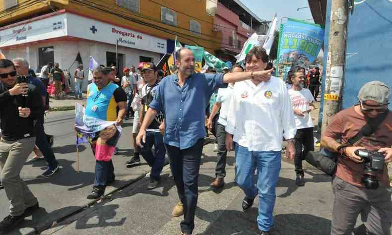 Alexandre Kalil (PSD) e Andr Quinto (PT), em caminhada no Alto Vera Cruz