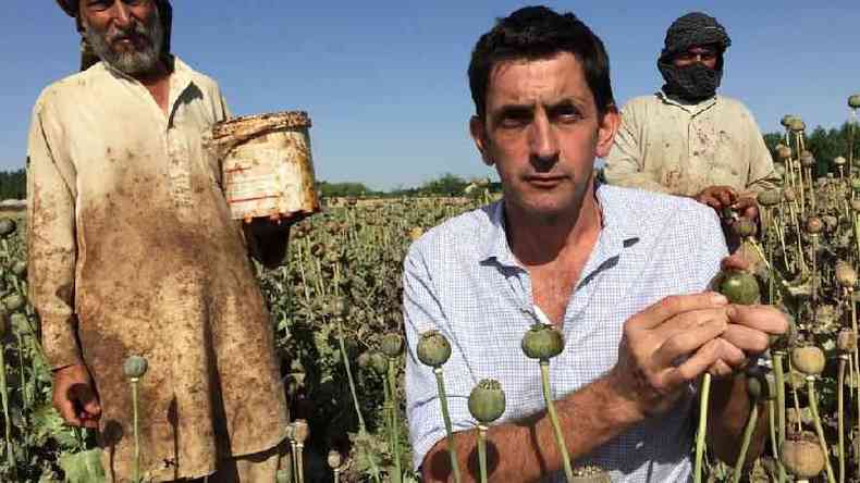 O reprter da BBC Justin Rowlatt em um campo de papoula no Afeganisto, em foto de arquivo; produo de herona no pas  improvisada, e no em laboratrios bem equipados(foto: BBC)