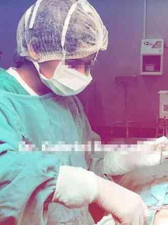 Mais uma imagem postada pela mdica que mostra o filho em ao no que parece ser uma cirurgia: hospital informou que cirurgi foi desligada do quadro de funcionrios e abriu procedimento para apurar o que aconteceu no interior da unidade(foto: Reproduo/Instagram)