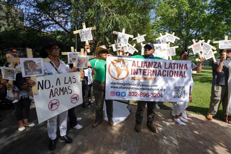 Protesto acontece do lado de fora da convenção em Houston(foto: Cécile Clocheret / AFP) Protesto acontece do lado de fora da convenção em Houston