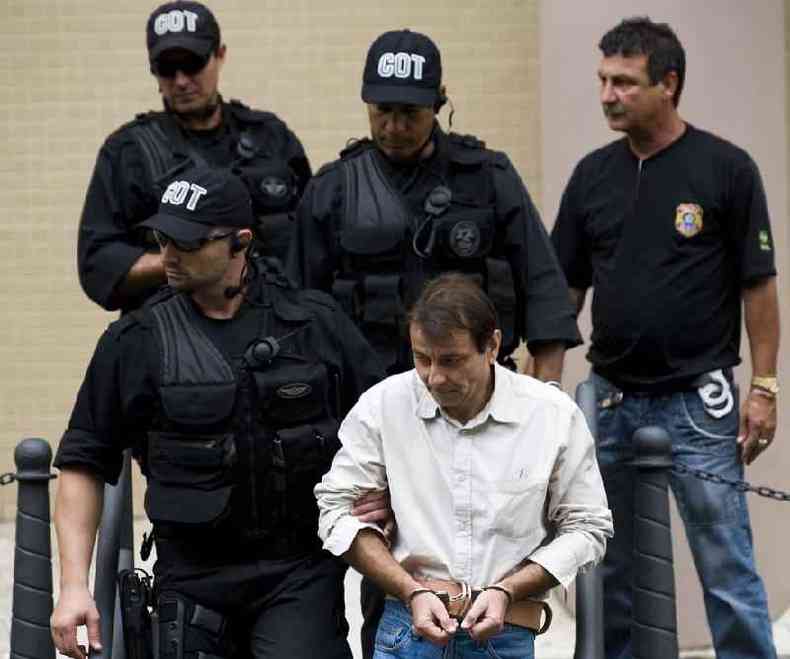 O italiano Cesare Battisti deixa as instalações da Justiça Federal do Rio de Janeiro em 10 de dezembro de 2009, após testemunhar