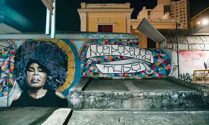 Instalação colorida com o rosto grafitado da cantora Elza Soares, no metrô de BH, faz parte do evento Festa da Luz