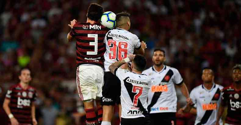 Em rodada antecipada do Campeonato Brasileiro, o 4 a 4 de Flamengo e Vasco foi um dos melhores jogos dos ltimos tempos(foto: MAURO PIMENTEL/AFP)