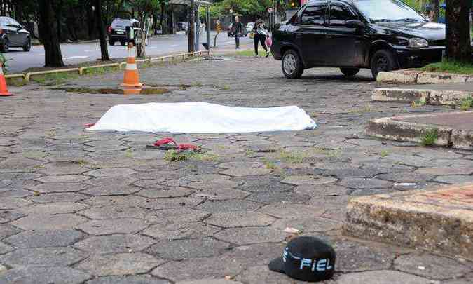 Trs homens abordaram flanelinha que sempre estava na praa e no deram chance de defesa  vtima(foto: Paulo Filgueiras/EM/D.A.Press)