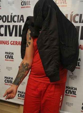 O suspeito tem duas tatuagens no bra�o direito, o que pode ajudar outras v�timas a identific�-lo(foto: Beto Novaes/EM/D.A Press)