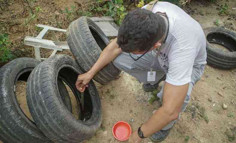 Agente de Controle de Endemias, de Governador Valadares, examina a gua que estava dentro de pneus velhos na periferia da cidade. Nesses reservatrios foram encontrados focos do Aedes Aegypti(foto: Divulgao PMGV)