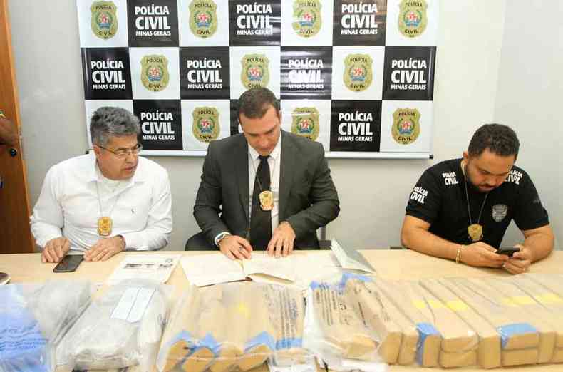 Os delegados Windsor Pereira e Jlio Wilke com o inspector Bacelette na entrevista sobre a priso: 25 quilos de maconha foram apreendidos(foto: Jair Amaral/EM/DA PRESS)