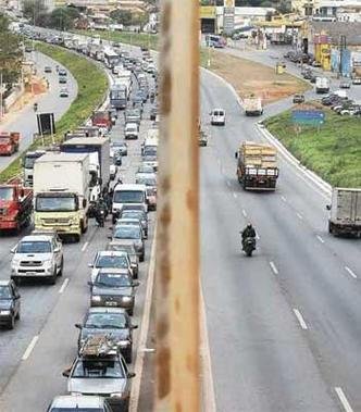 Os carros fazem de tudo para fugir de caminh�es na descida do Bet�nia(foto: Jackson Romanelli/EM/D.A Press)