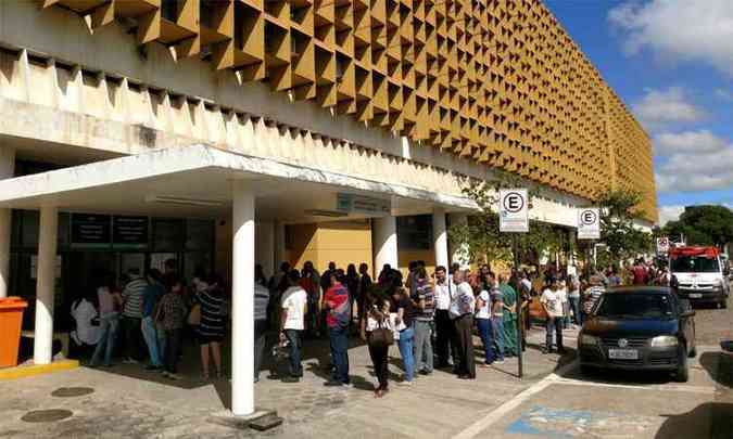 Desde a ltima quarta-feira, milhares de pessoas procuraram o posto na UFMG(foto: Ramon Lisboa/EM/DA Press)