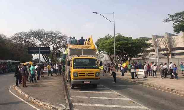 Jornal Minas  Mototaxistas protestam na porta da SARITUR em Nova