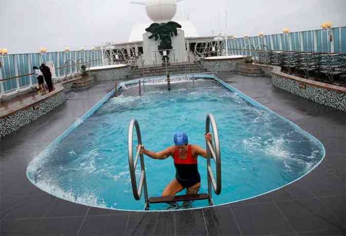 Merri Mack sobe para o deck da piscina enquanto o Balmoral se move (foto: REUTERS/Chris Helgren)