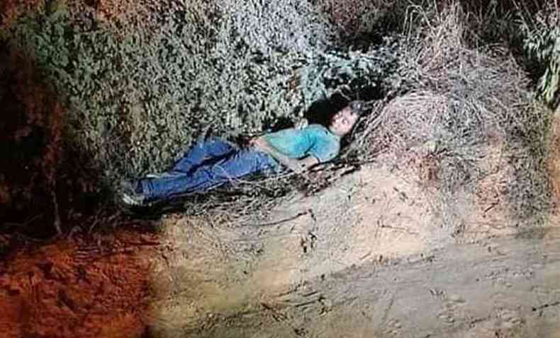 O corpo estava caído na beira da estrada de terra, em Jacinto, na noite de sábado, e foi resgatado pela Polícia Militar