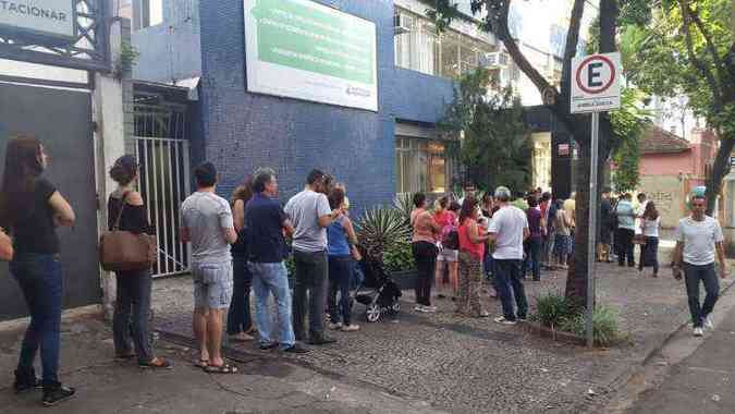 Longas filas se formaram no Servio de Ateno ao Viajante, na Savassi(foto: Marcos Vieira/EM/D.A.Press)