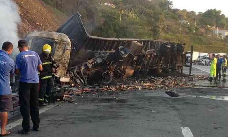 Veculo foi totalmente destrudo pelo fogo(foto: Polcia Rodoviria Federal (PRF) / Divulgao)