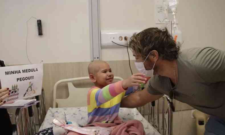 Imagem de Lugano na visita ao hospital para crianas em tratamento