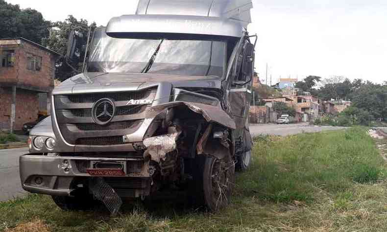 Veculo de carga atingiu dois carros e a mureta central do Anel Rodovirio(foto: jair Amaral/EM/DA Press)