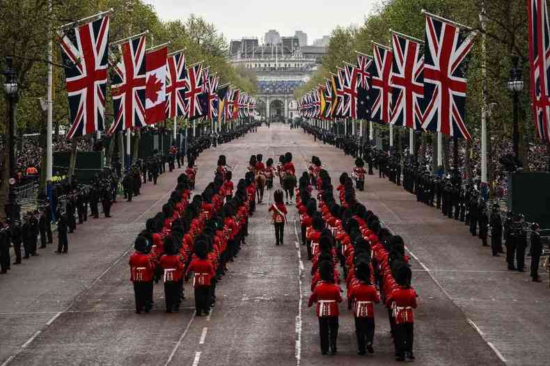 Membros da Guarda Real marcham na rota da 'Procisso do Rei', uma jornada de dois quilmetros do Palcio de Buckingham  Abadia de Westminster, no centro de Londres