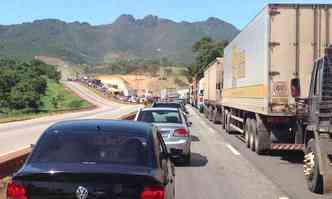 PRF sugere desvio para os motoristas que seguem para So Paulo(foto: Edsio Ferreira/EM/DA Press)