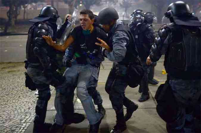 Polcia reprimiu manifestantes em vrias cidades do pas(foto: AFP PHOTO / CHRISTOPHE SIMON )