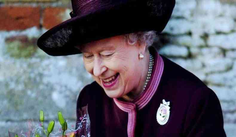 Elizabeth II recebendo flores de uma criana.