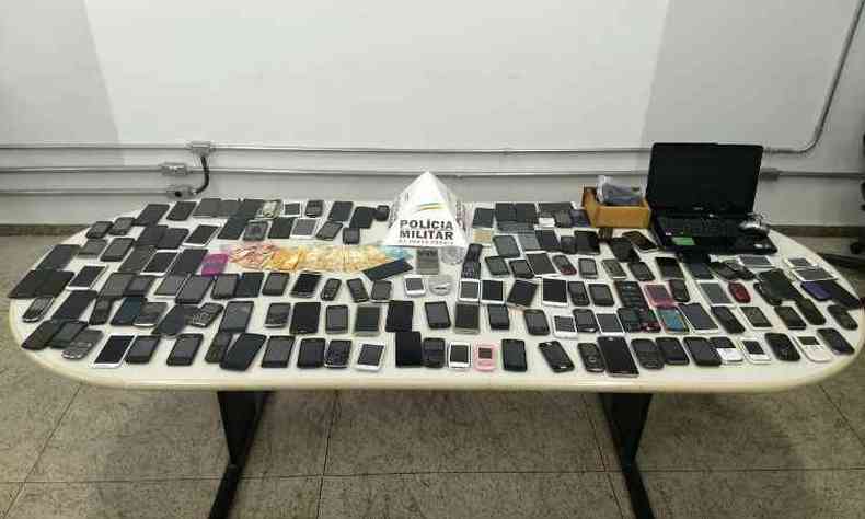 Os celulares foram encontrados em dois boxes do Shopping Xavantes(foto: Polcia Militar (PM) / Divulgao)