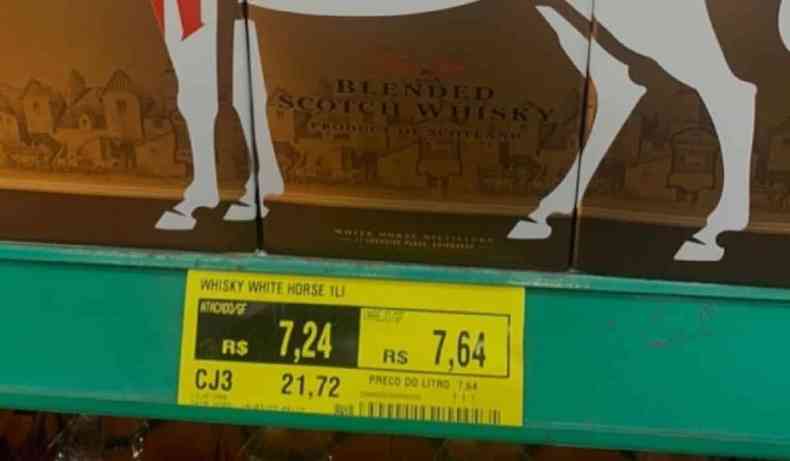 Preo do whisky visto pelos clientes em supermercado na Zona Norte de Juiz de Fora