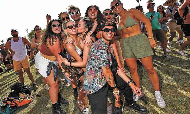 Grupo de jovens espectadores do Festival Coachella sorri e posa sem mscaras contra a COVID-19