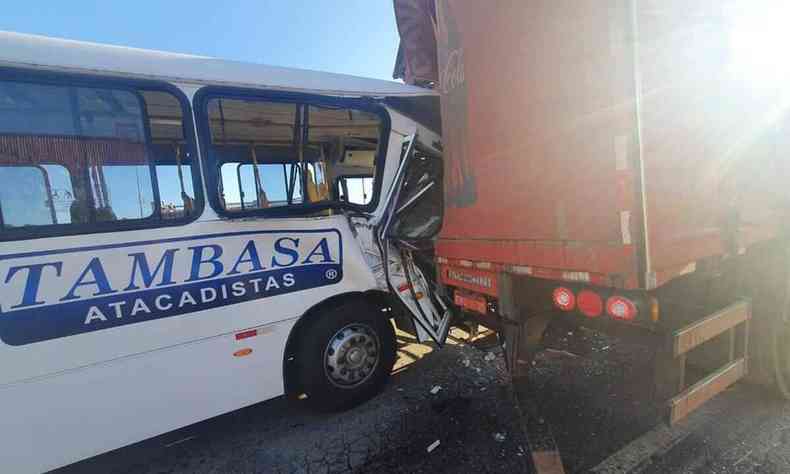 Ônibus de funcionários da Tambasa bate na traseira de carreta da Coca Cola no Bairo São Francisco no Anel Rodoviário de Belo Horizonte