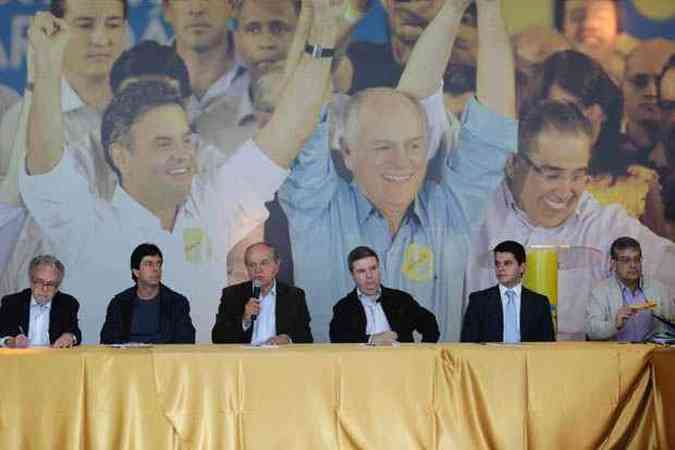 Pimenta da Veiga (C) apresenta equipe do programa de governo, que ser coordenado por Paulo Paiva ( 1  esquerda)(foto: Rodrigo Lima/Nitro)