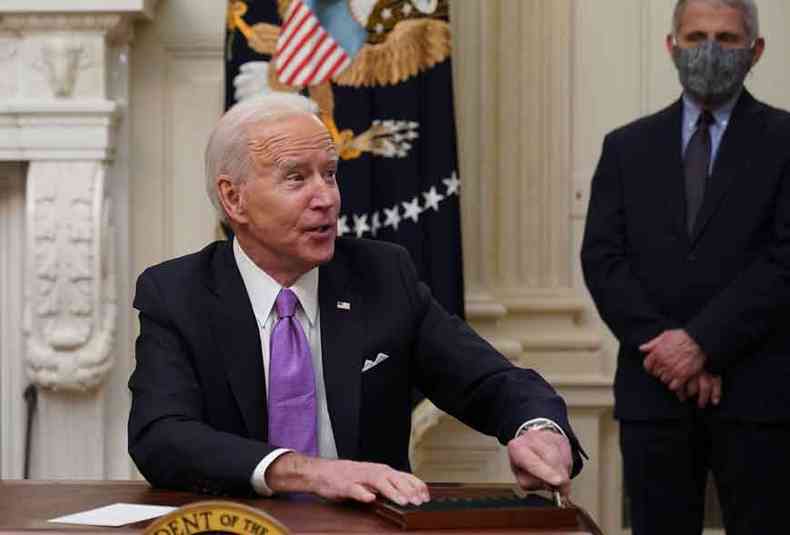 O democrata Joe Biden assinou os primeiros despachos ontem na Casa Branca(foto: MANDEL NGAN/AFP)