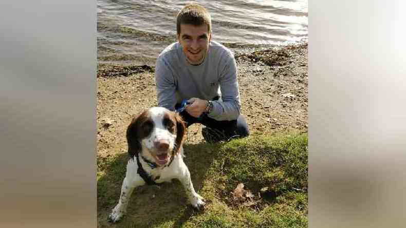 Daniel Payne, fotografado com seu cachorro Ollie, teve um derrame aos 23 anos(foto: Daniel Payne)