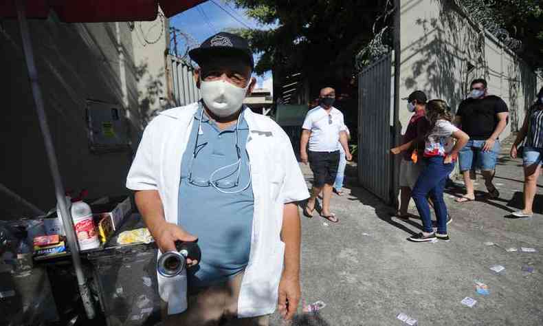 O aposentado Oliveiro Incio dos Santos procurou complementar a renda vendendo picol em frente a instituio de ensino no bairro Planalto(foto: Alexandre Guzanshe/EM/D.A.Press)