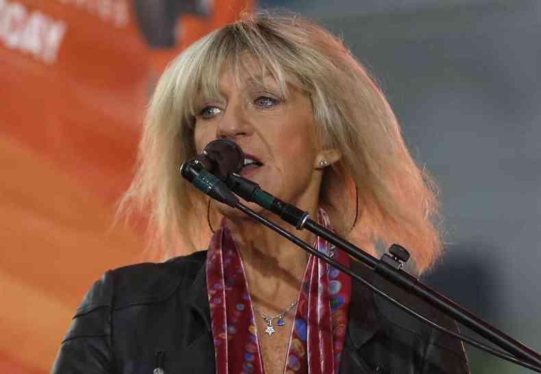 Cantora e tecladista Christine McVie, do Fleetwood Mac, de casaco preto durante apresentao