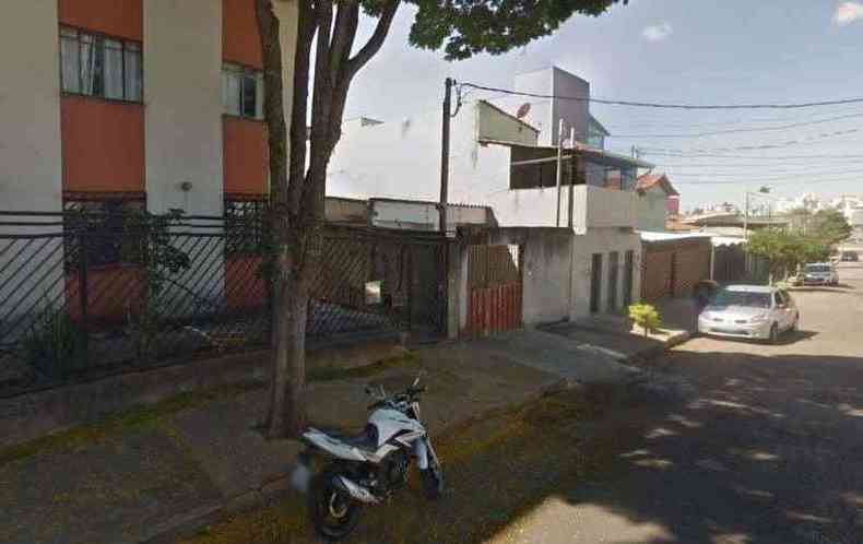 Homem foi encontrado morto dentro de apartamento em BH(foto: Google Street View/Reproduo)